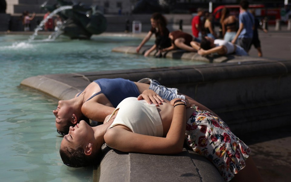 Women pals chill out at fountains in central London