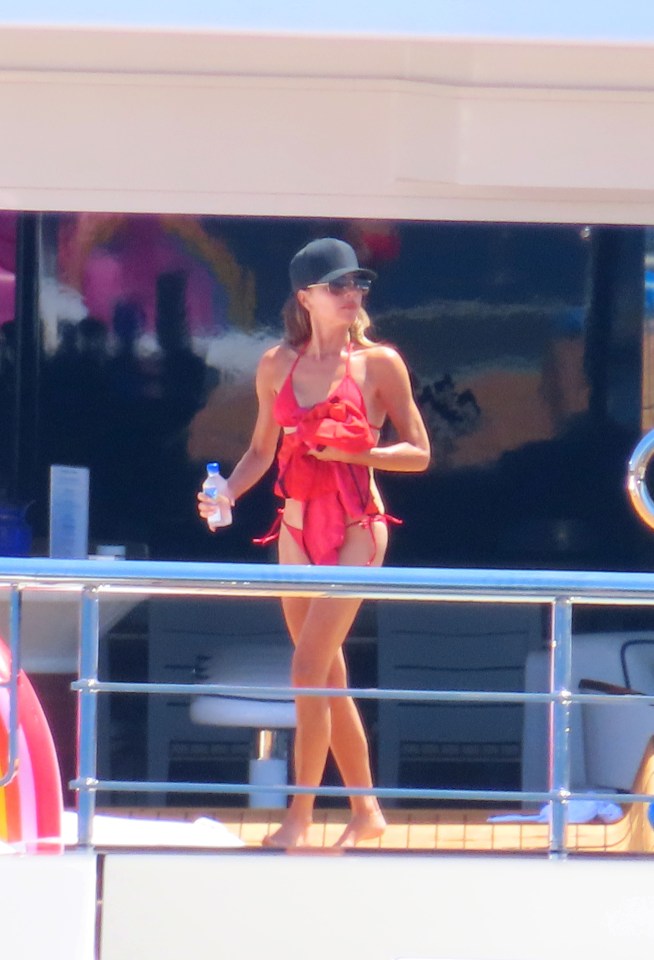 Victoria Beckham looked red hot on the family's luxury Italian holiday