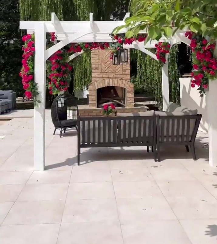 She made her own Greek pergola for a wedding breakfast as a nod to her Greek hen do