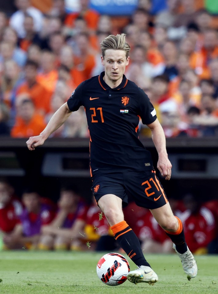 Ten Hag’s former player De Jong looks likely to move to Old Trafford