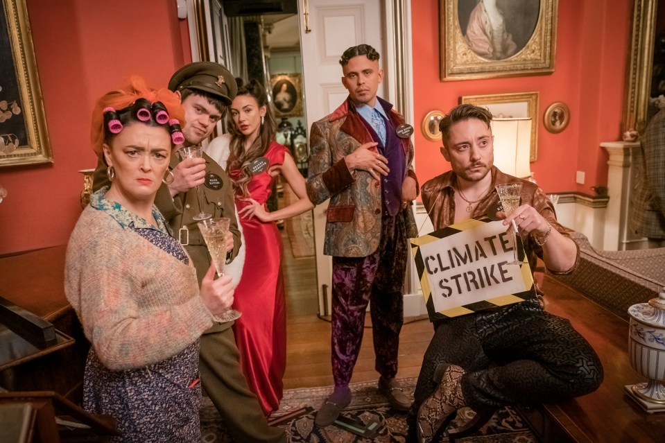 After a tip off, Erin and the gang go in fancy dress and join a posh murder mystery evening at a stately home