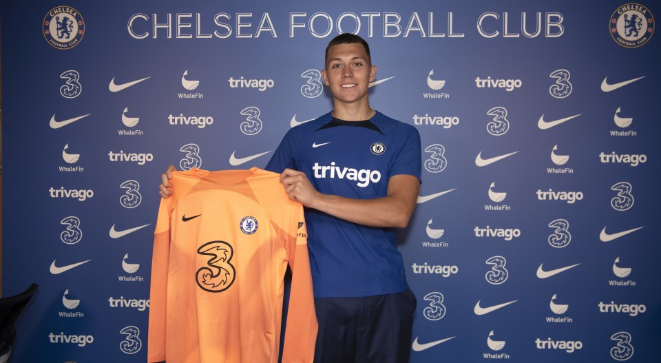 Chelsea have confirmed the signing of 18-year-old American goalie Gabriel Slonina