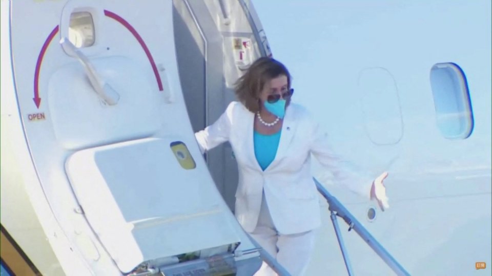 Pelosi waved at politicians before leaving the contested island