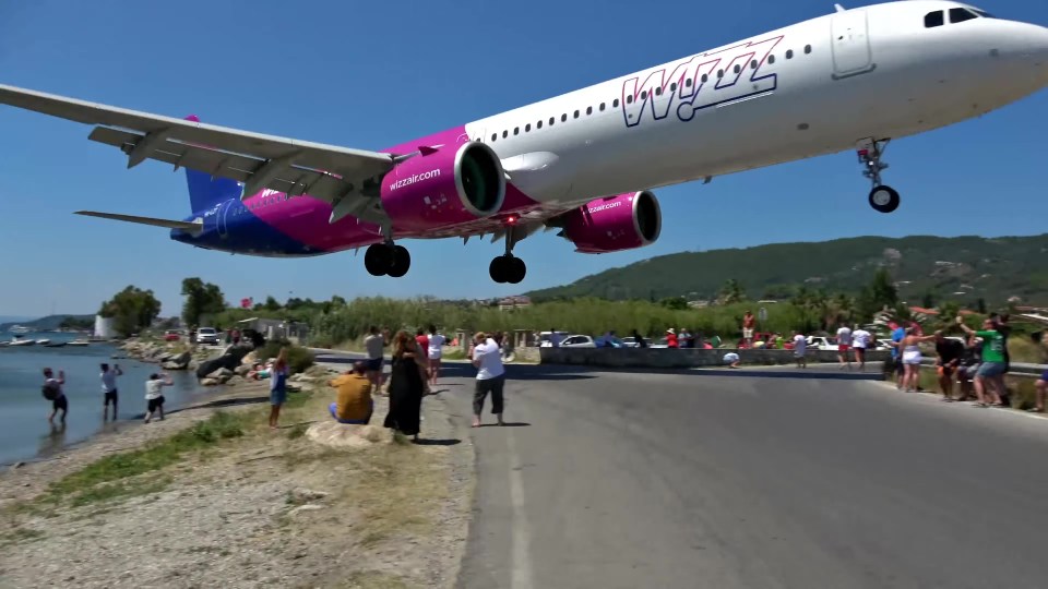 A Wizz Air flight skimmed low above the heads of people in Skiathos