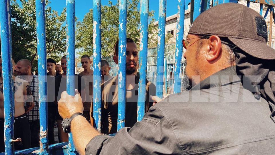 Seagal looked through the bars at Ukrainian prisoners of war