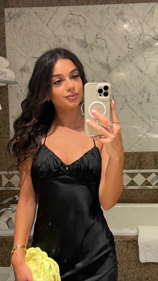 Costeen Hatzi stunned fans with an elegant selfie from a New York hotel bathroom