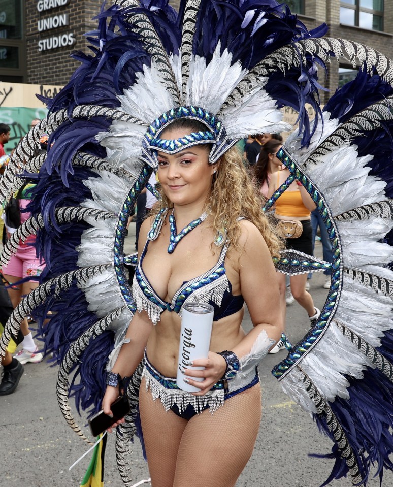 This performer went all-out for her striking costume