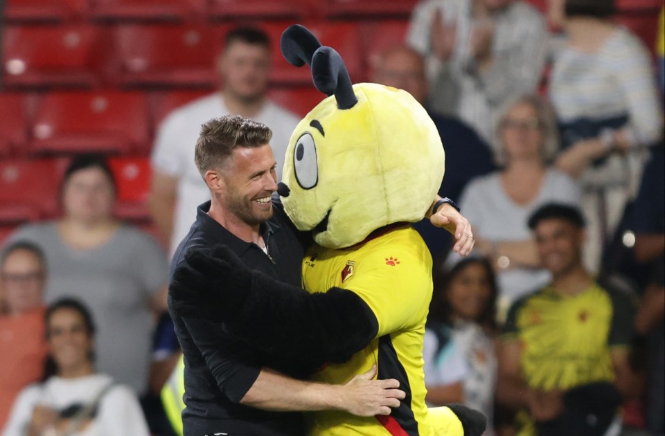 Watford's new boss Rob Edwards celebrates the win with club mascot Harry the Hornet