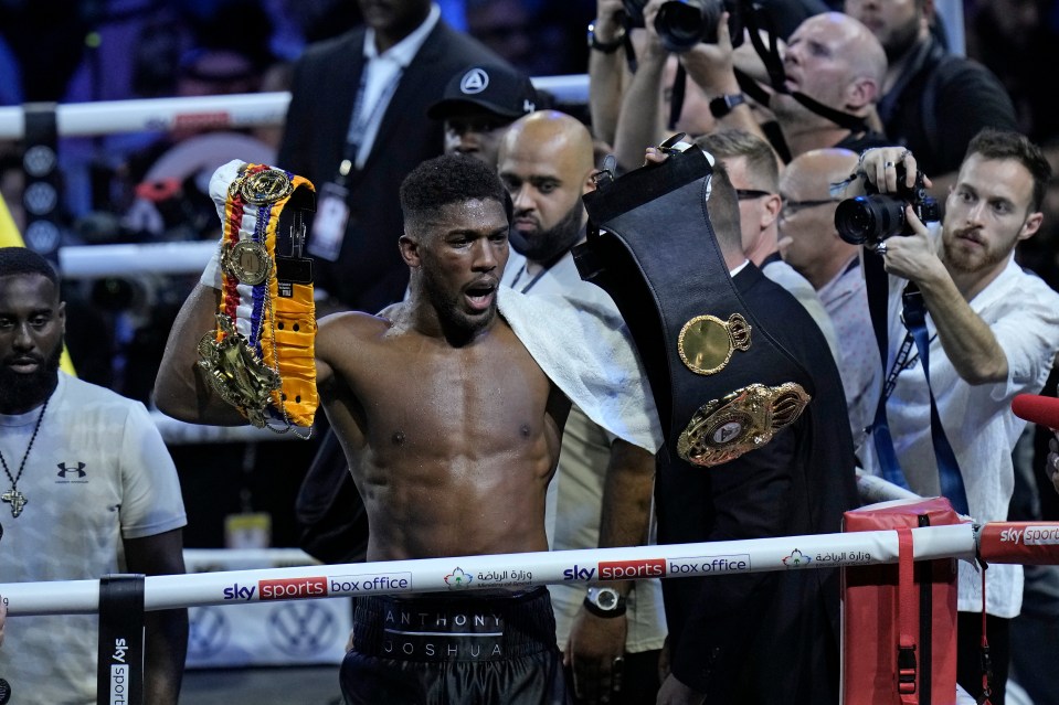 Anthony Joshua threw Oleksandr Usyk's belts out of the ring