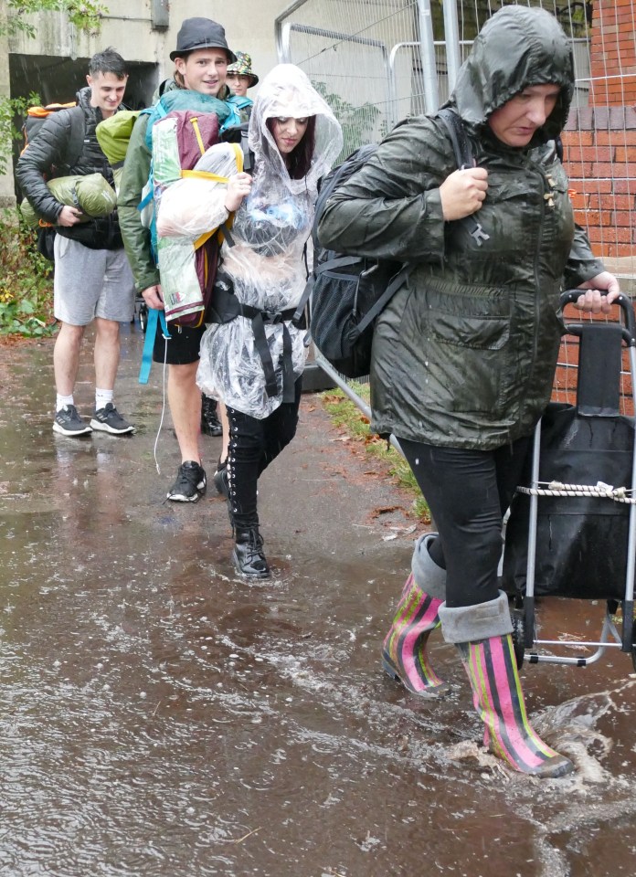 Wellies were the footwear of choice as 100,00 music fans arrived