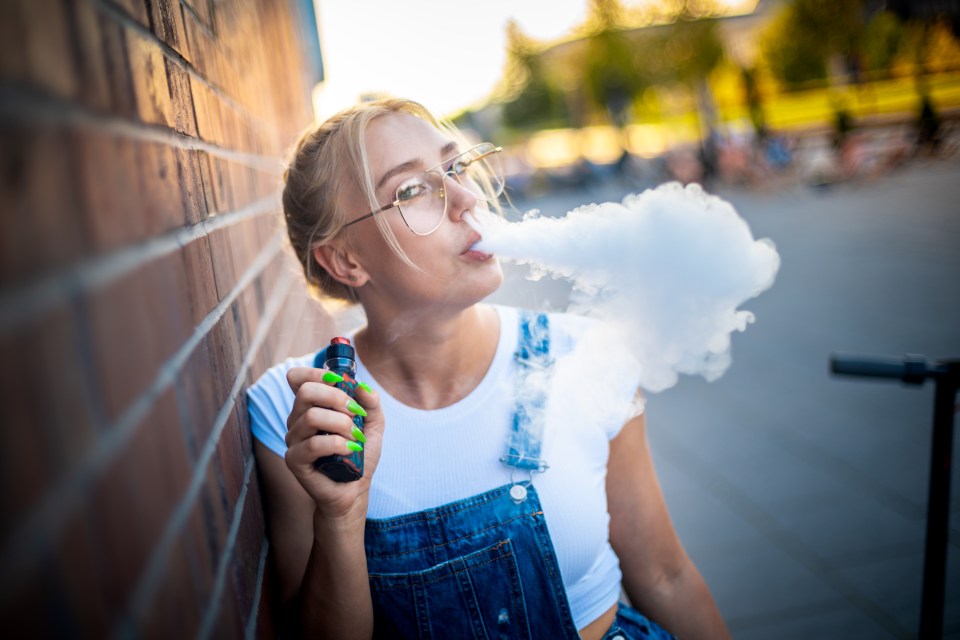 Free e-cigarettes on the NHS would help four in ten smokers to quit, a study suggests