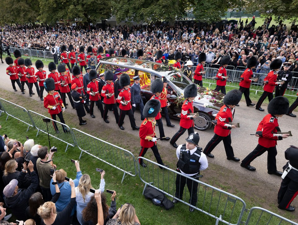 In total, 406 military personnel escorted Her Majesty on foot and horseback