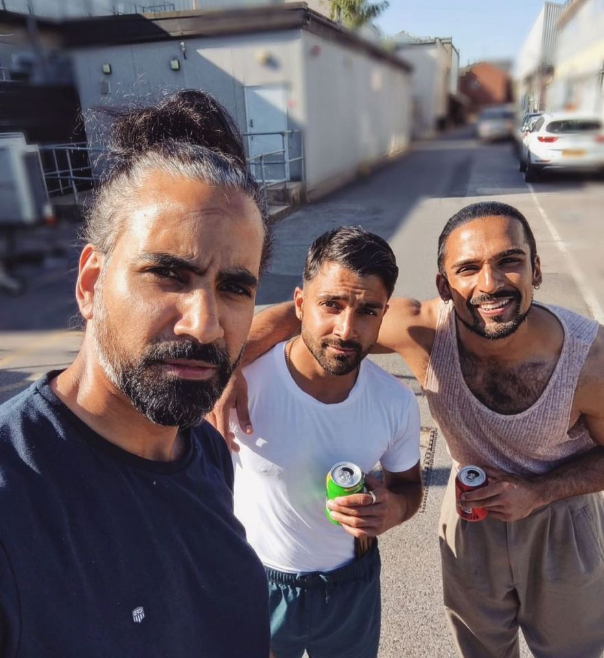 The soap actor shared a selfie alongside on-screen brother Jaz Deol who plays Kheerat, and newcomer Aaron Thiara who portrays murderer Ravi Gulati