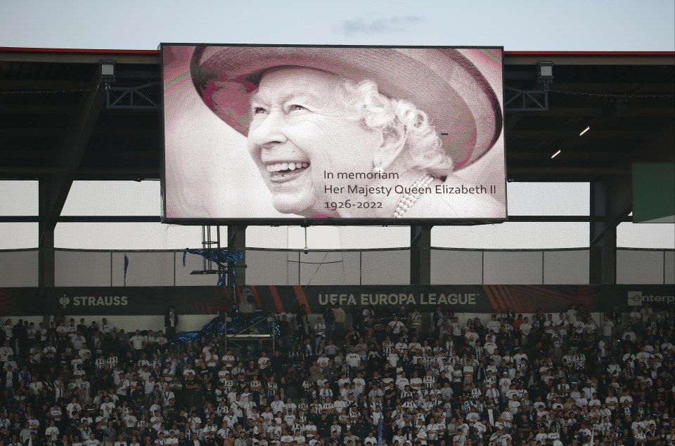 Players and fans participate in a minute of silence after it was announced that Queen Elizabeth II has passed away