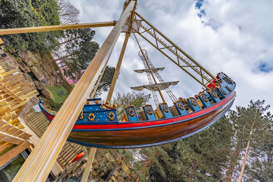 Ride the Blue Barnacle pirate ship at Chessington World of Adventures