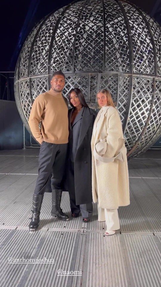 Anthony Joshua poses with Alica Schmidt and Naomi Campbell