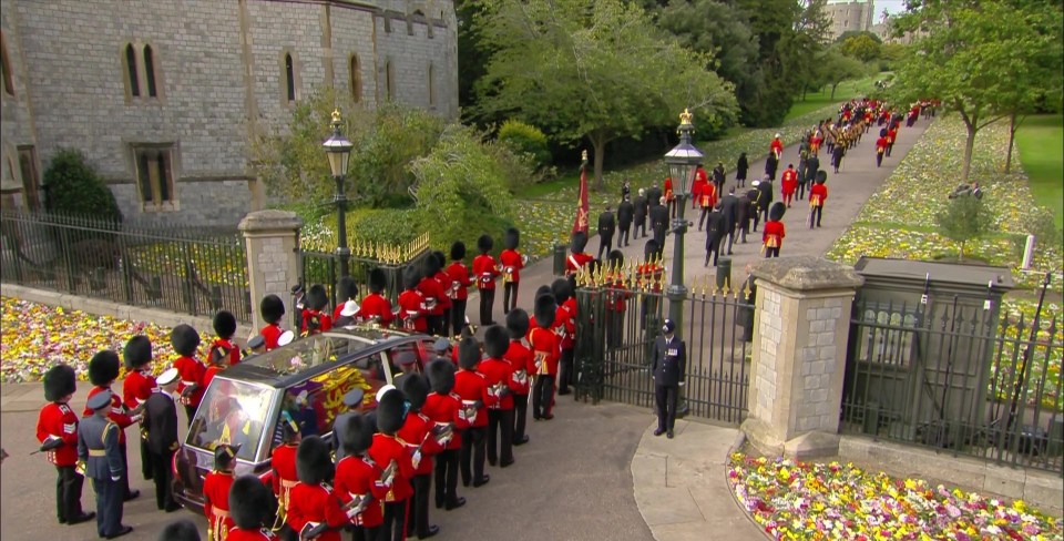 The State Hearse carrying the Queen arrives at the gates of Windsor Castle