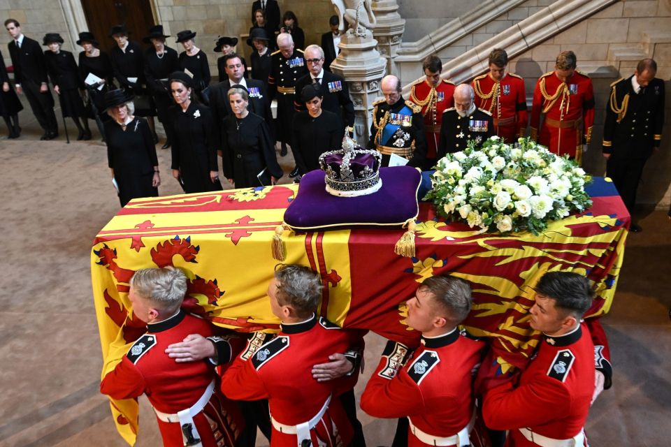 The Queen's coffin featured a floral wreath with flowers from Balmoral