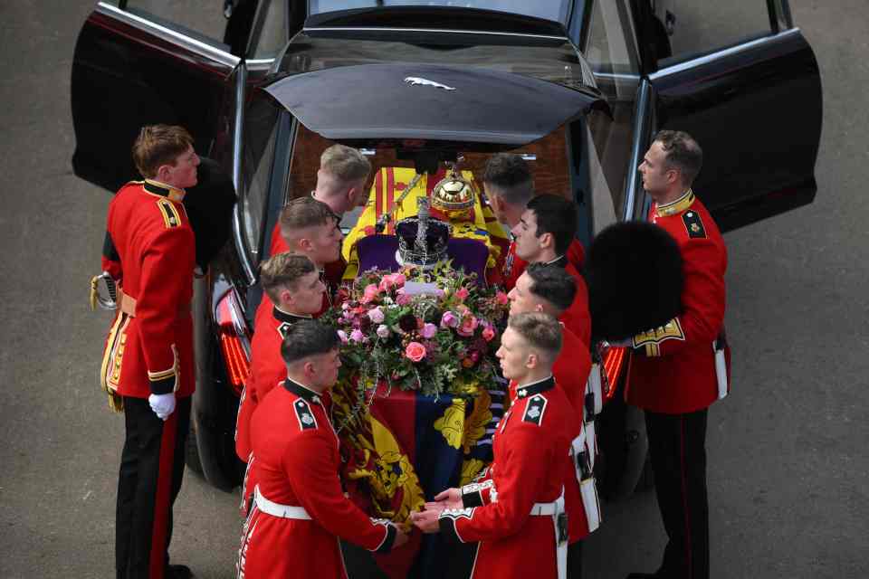 The Bearer Party transfer the coffin into the State Hearse at Wellington Arch