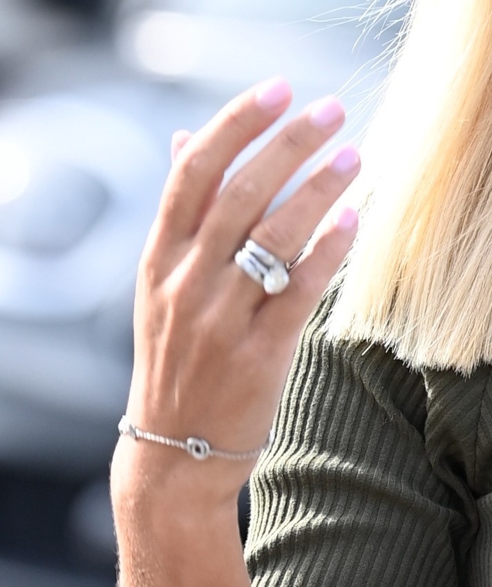 She flashed her ring but chose to wear it on her right hand