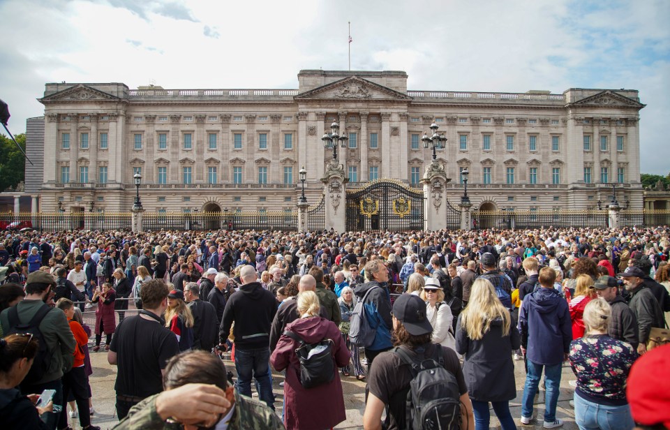 Crowds mass outside Buckingham Palace