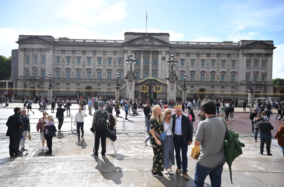 Members of the public seen gathering outside Buckingham Palace today