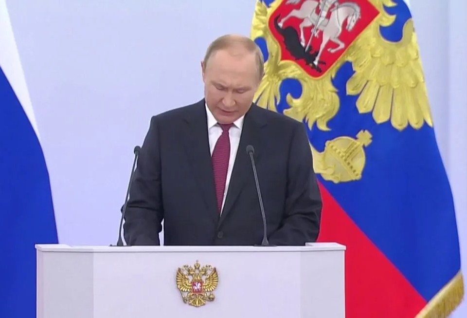 Putin displayed signs of 'nervousness' by looking down, according to a body language pro