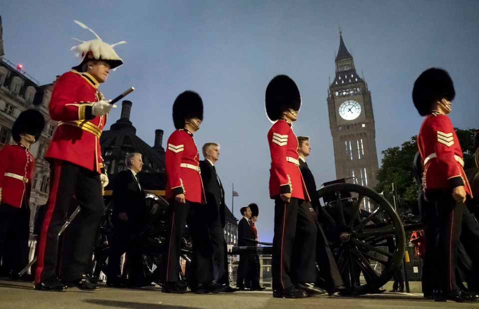 The troops make there towards Westminster Hall