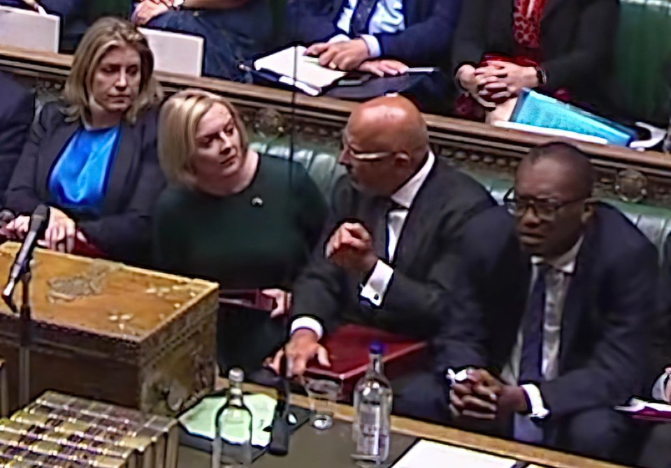 Nadhim Zahawi informs Liz Truss in the Commons