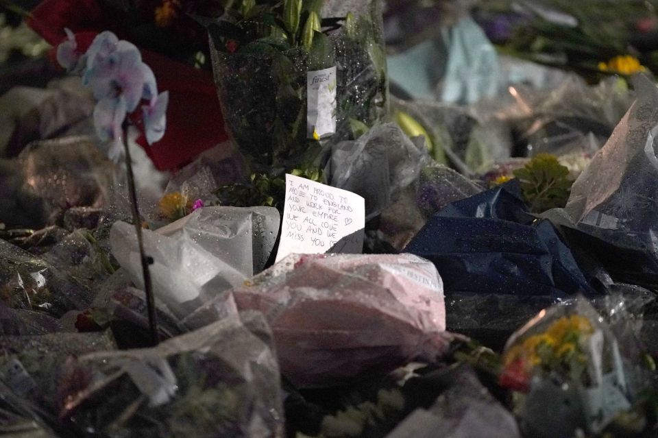 Many people chose to leave flowers outside Buckingham Palace but some left heartfelt notes