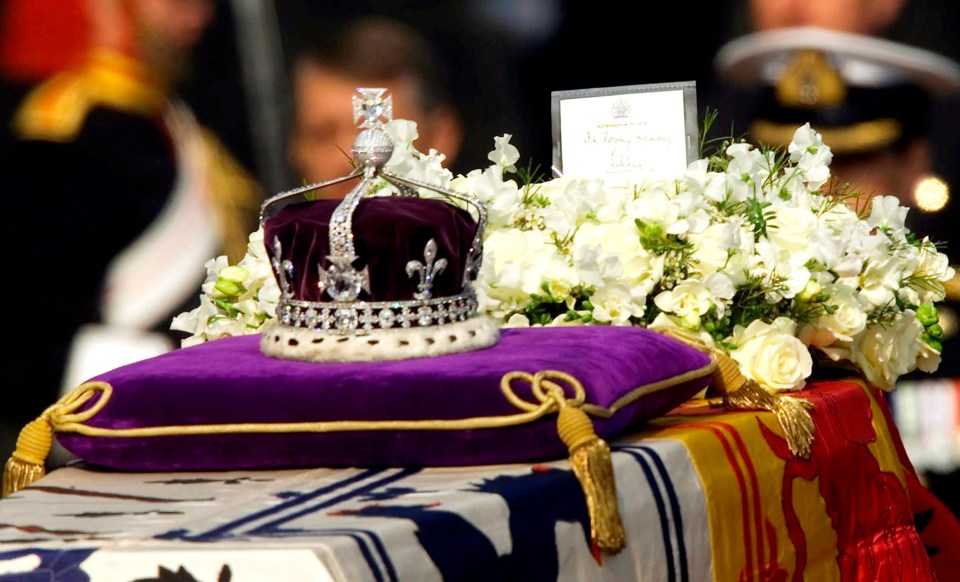 The floral arrangement is reported to be a final tribute to her husband