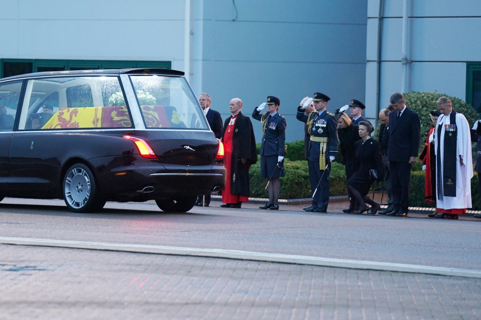 Princess Anne curtseying to the Queen's coffin