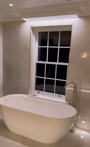 The room features a standalone tub