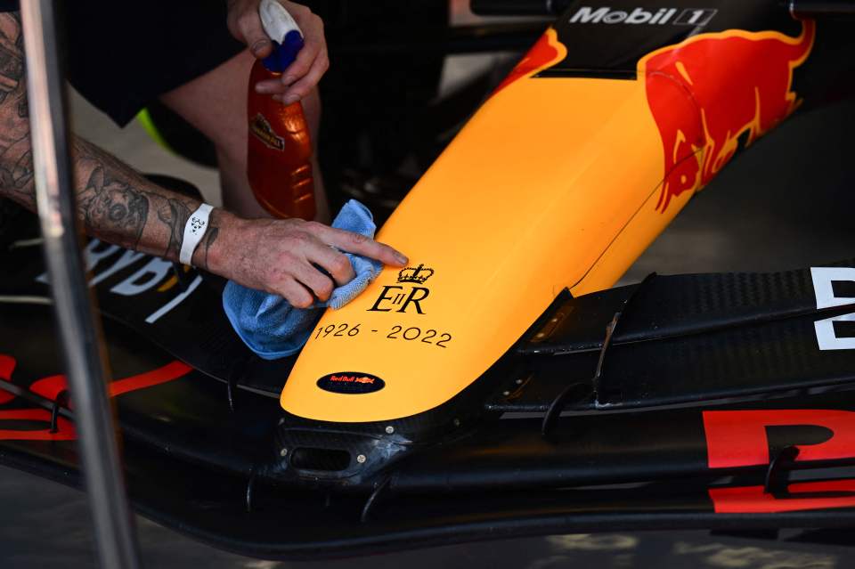 Red Bull paid tribute to The Queen with a ERII and 1926-2022 on their livery