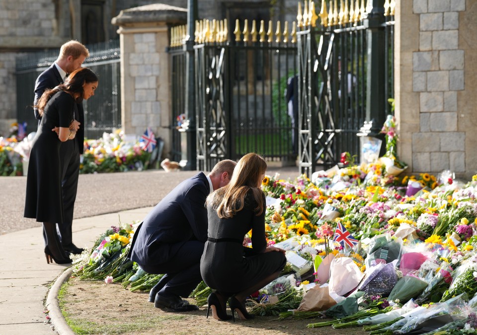 The couples examined the precious notes left by royal fans