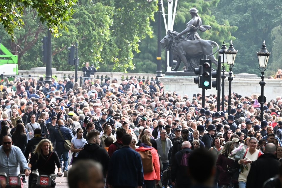 Mourners flock to Buckingham Palace today