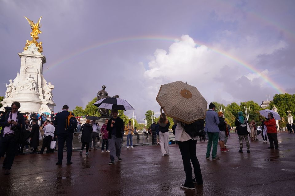 Royal fans gather outside Buckingham Palace after it was confirmed doctors were concerned by her health