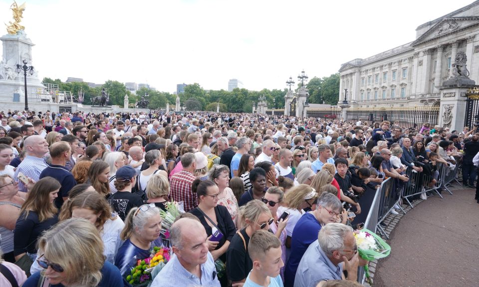 Thousands unite in grief at Buckingham Palace