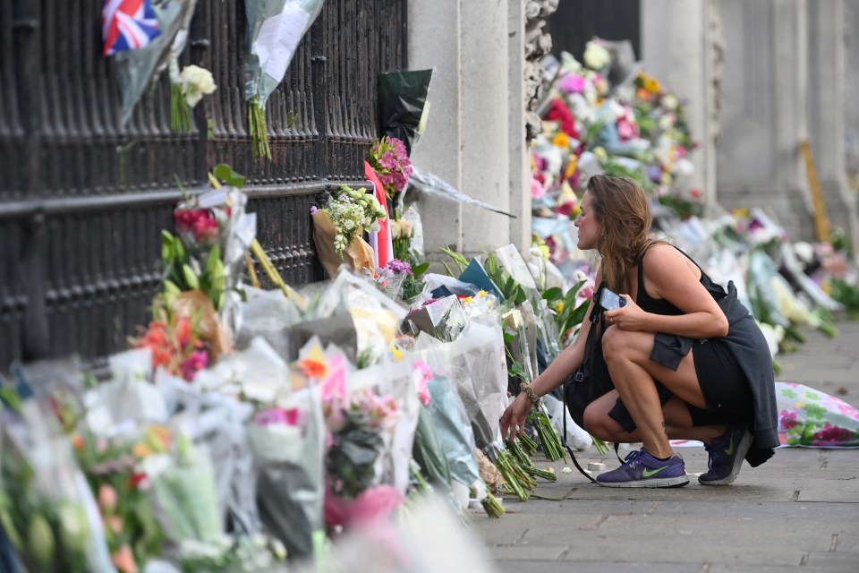 Mourners leave tributes at Buckingham Palace