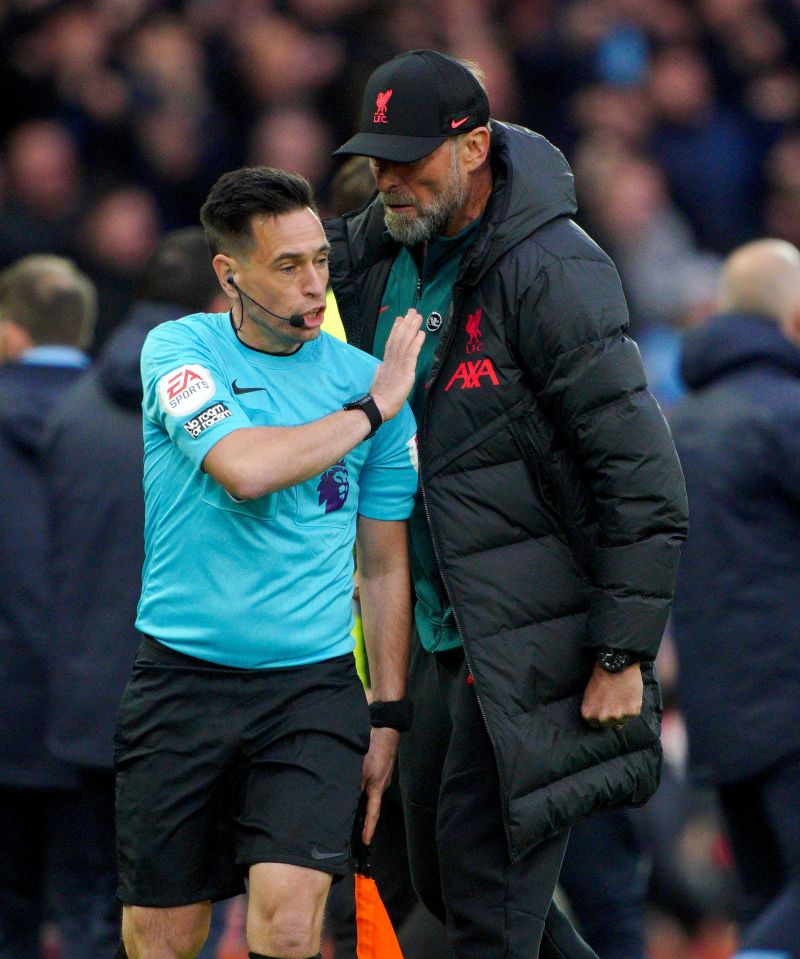 Klopp confronted the assistant referee in an aggressive manner