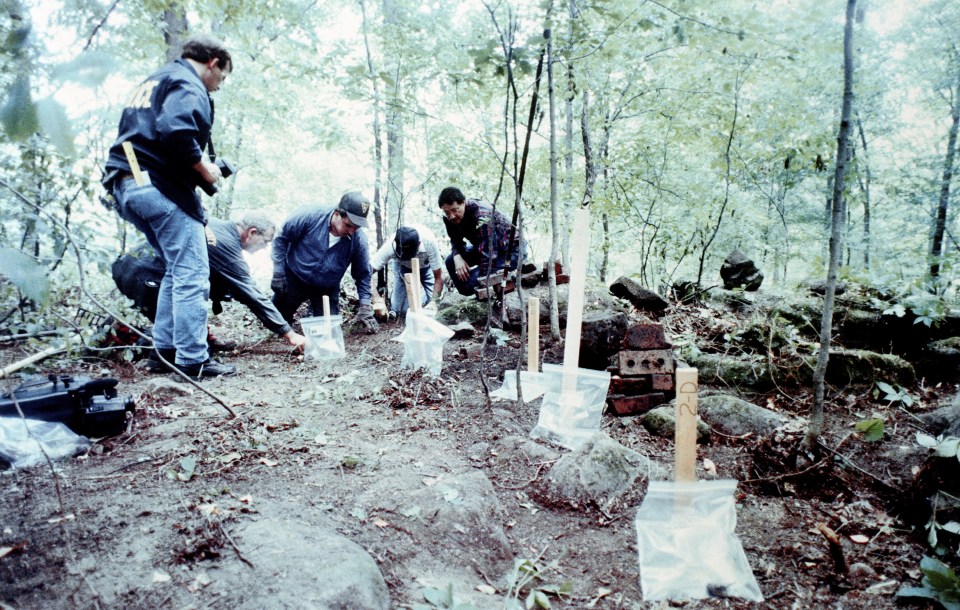 Police gathering evidence at the former residence of Dahmer on July 31, 1991