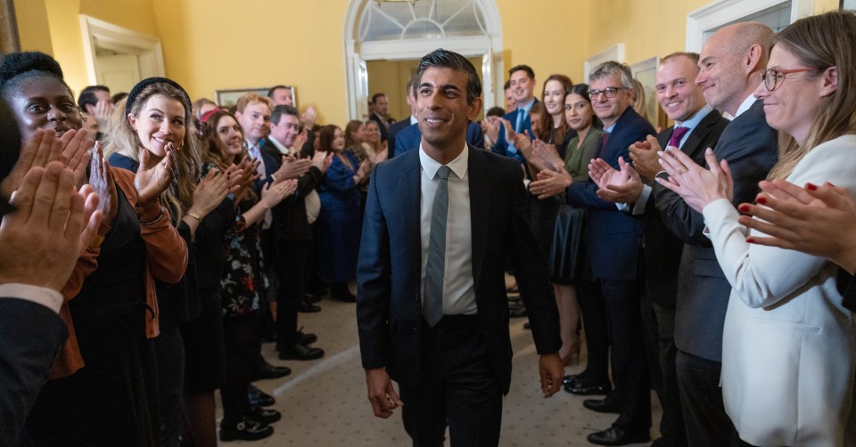 Rishi arrives at No10 to a round of applause from staff