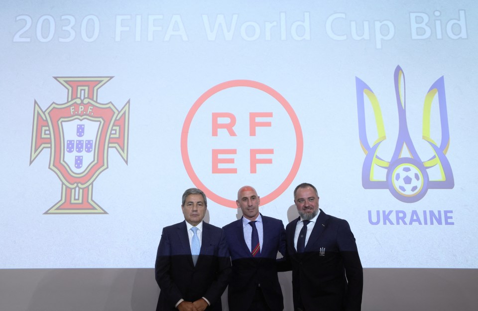 Fernando Gomes, Luis Rubiales and Andriy Pavelko stand together for the unified bid