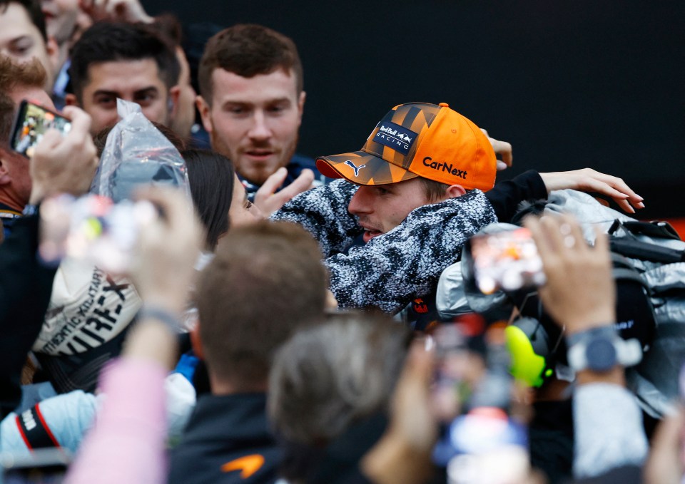 Max hugging girlfriend Kelly Piquet