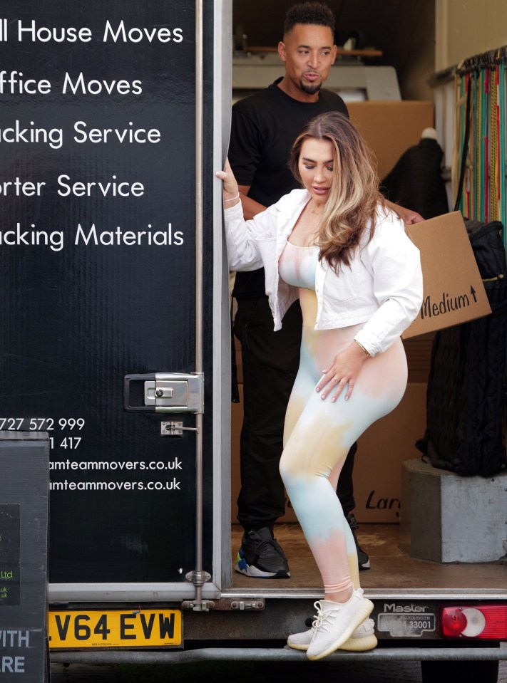 She could be seen lending a helping hand to the removal company