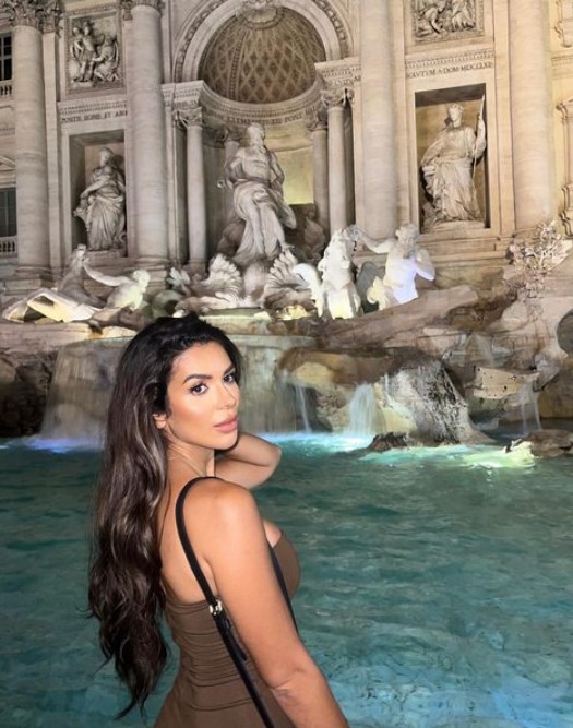 Ekin-Su stunned as she posed next to the Trevi Fountain