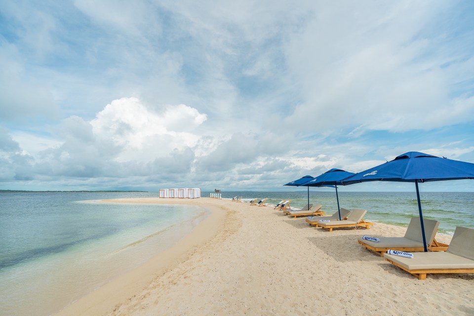 You can only get there by boat which takes 45 minutes from Cartagena