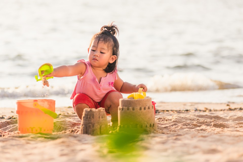 Children who enjoy beach holidays grow up to be happier adults, a study has shown