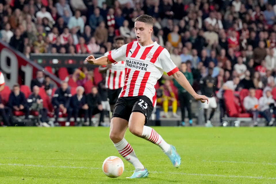 Joey Veerman opened the scoring for PSV as they kept their hopes of top spot alive