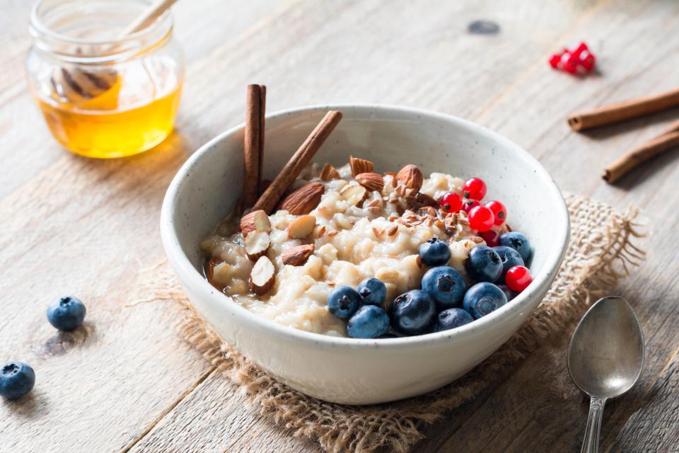 Porridge and berries both contain a lot of antioxidants which can combat dehydration